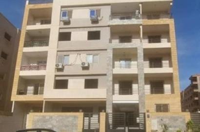 شقة 200 م دور متكرر امامي باللوتس الشمالية خطوات من التسعين الشمالي و ش النوادي