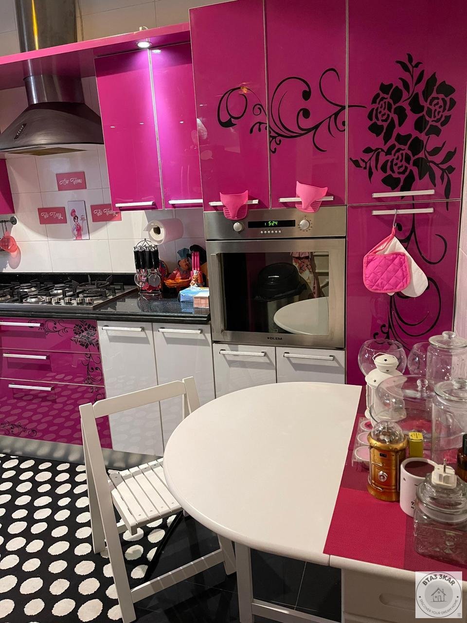 شقة دور اول بفيلات البنفسج تشطيب الترا سوبر لوكس مكيفة بالكامل