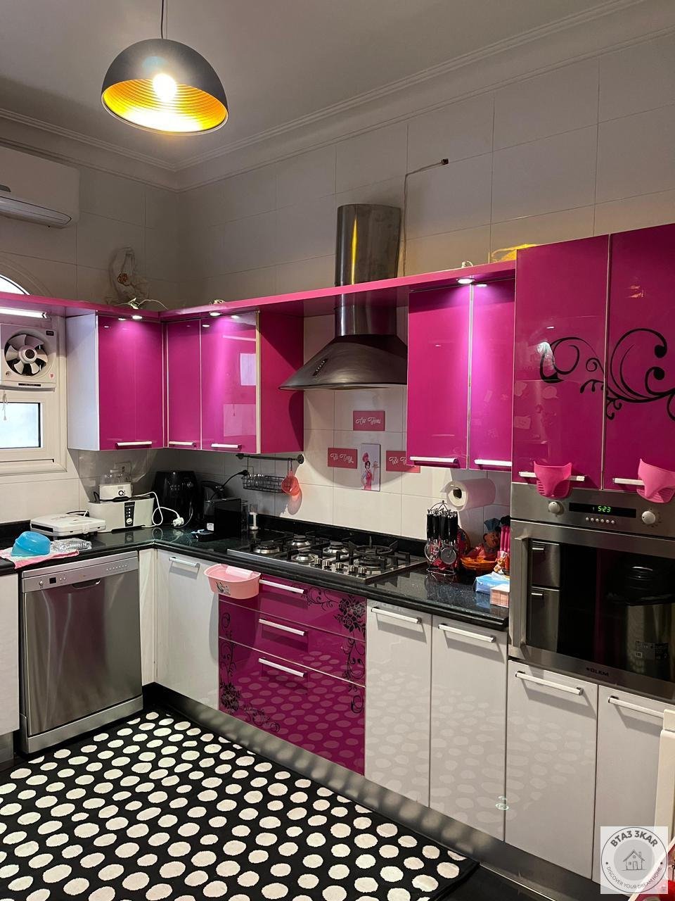 شقة دور اول بفيلات البنفسج تشطيب الترا سوبر لوكس مكيفة بالكامل