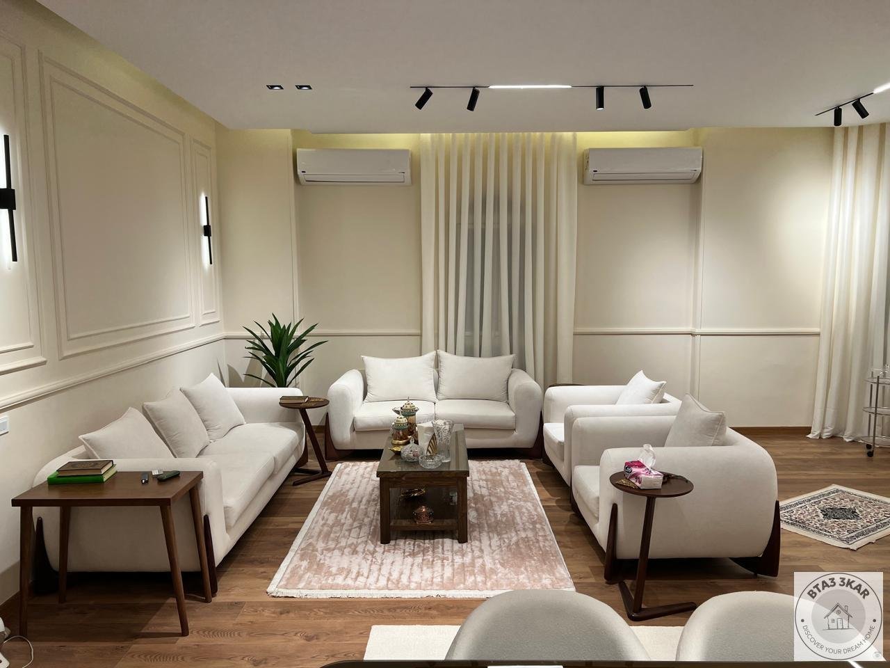 شقة دور اول بفيلات البنفسج تشطيب الترا سوبر لوكس مكيفة بالكامل