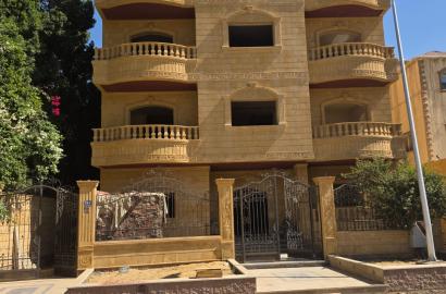 شقة نص تشطيب 400 م دور اول فيو جاردن بفيلات جنوب الاكاديمية داخلة صريحة من ش التسعين