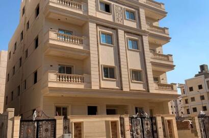 شقة 180 م تاني نمرة من محور جمال عبد الناصر  علي فيو جاردن  بالنرجس الجديدة