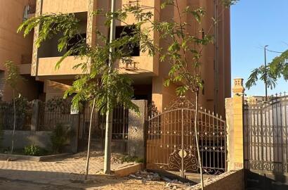 شقة 125 م دور متكرر بجاردينيا علي محور جمال عبدالناصر مباشرة استلام فوري