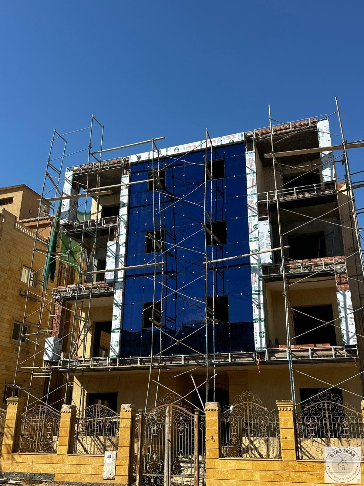 علي التسعين الشمالي مباشرة  اميز شقه  220 م  بفيلا جنوب الاكاديميه