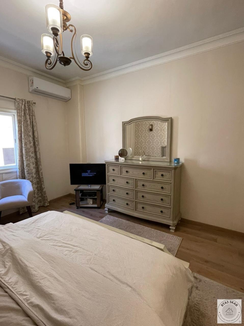 شقة دور اول بفيلات البنفسج تشطيب الترا سوبر لوكس مكيفة بالكامل