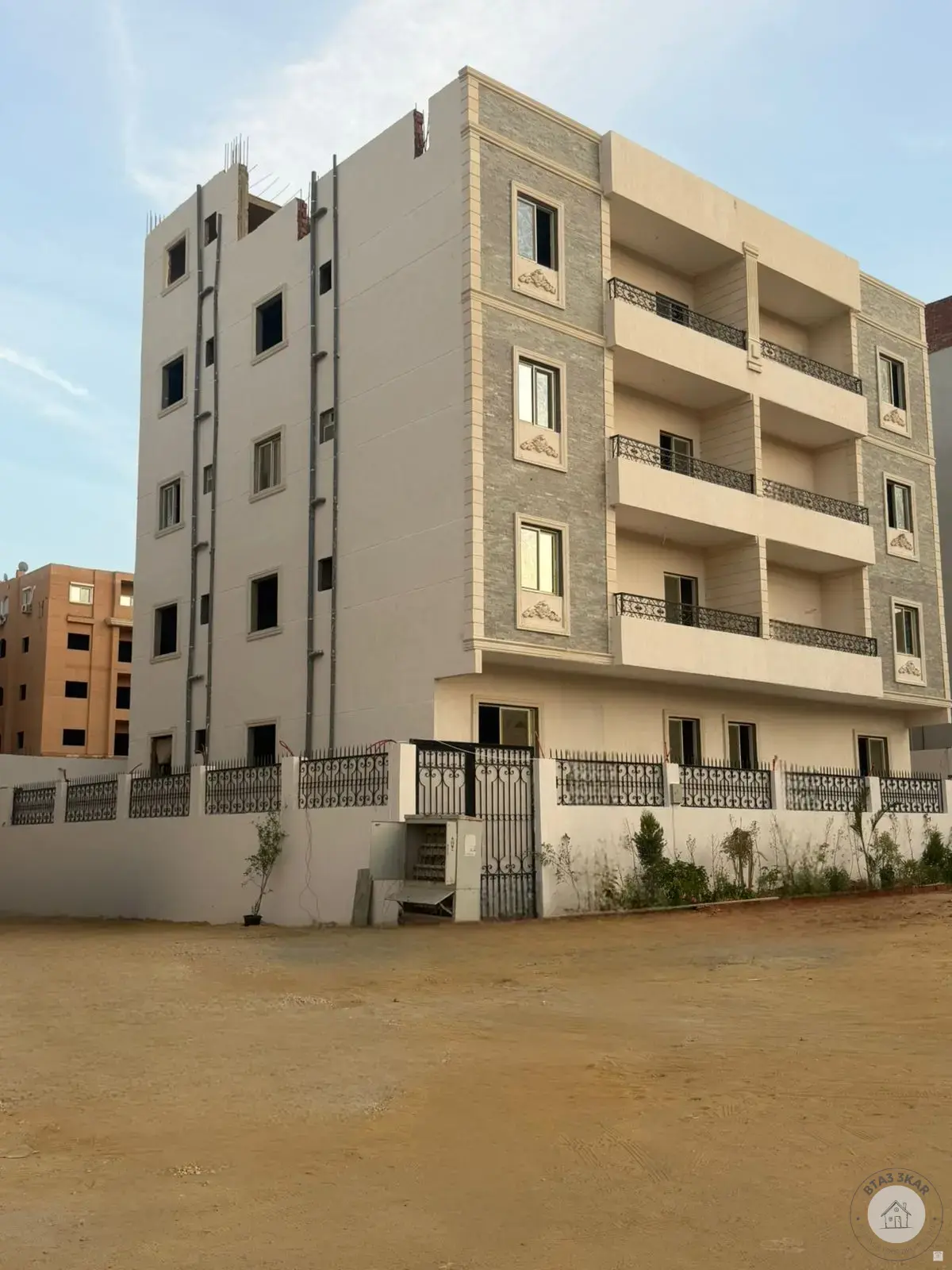 شقة دور اول ناصية ممر 160 م فيو وايد جاردن استلام فوري بالاسانسير والعداد وحصة بالجراج