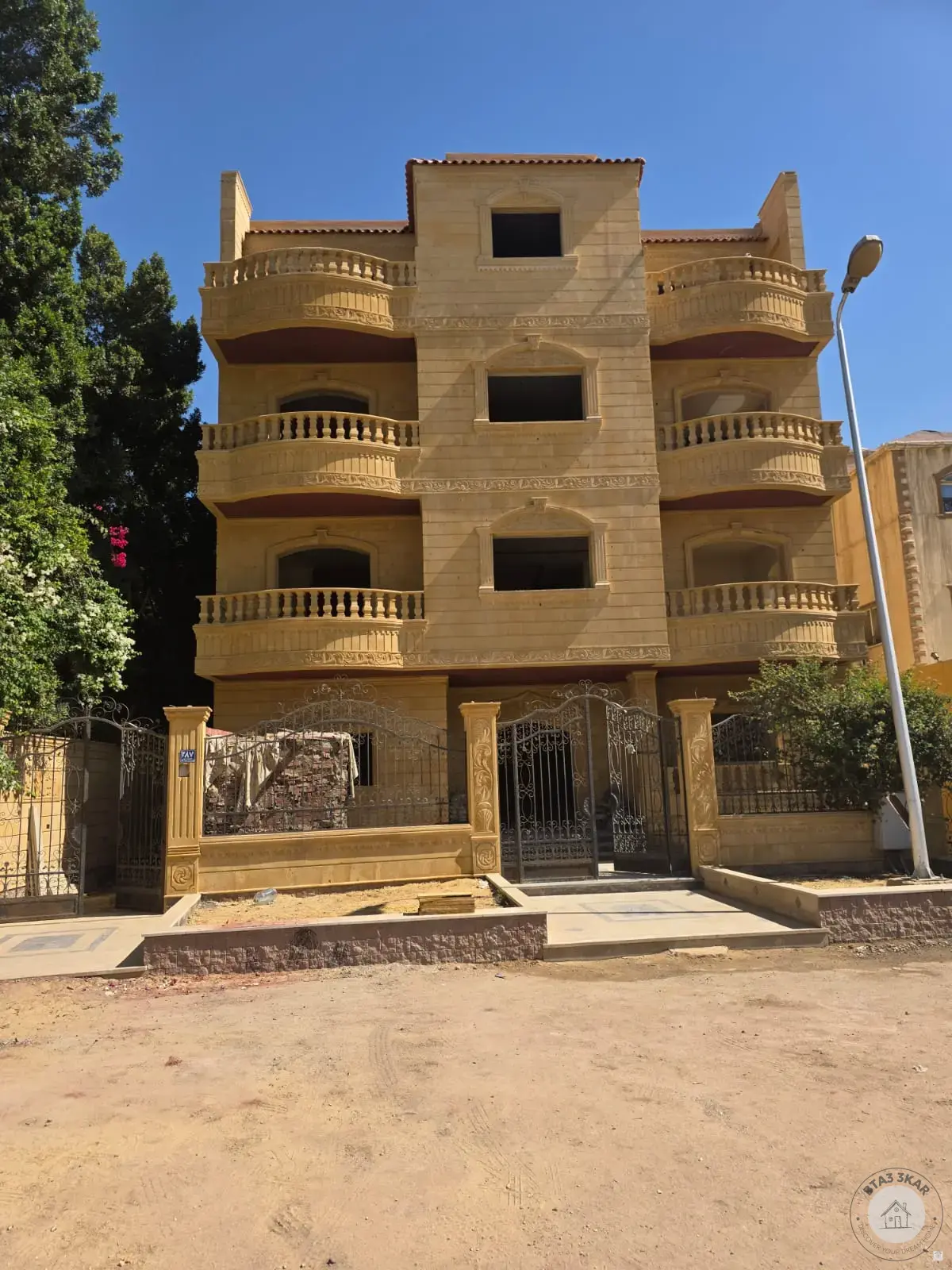 شقة نص تشطيب 400 م دور اول فيو جاردن بفيلات جنوب الاكاديمية داخلة صريحة من ش التسعين