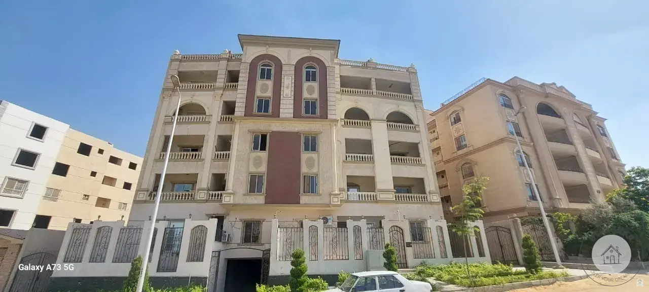 شقة 193 م داخلة صريحة من شارع النوادي تطل علي ميدان بالقرب من الخدمات بمقدم 60 % وتسهيلات علي سنة ونص