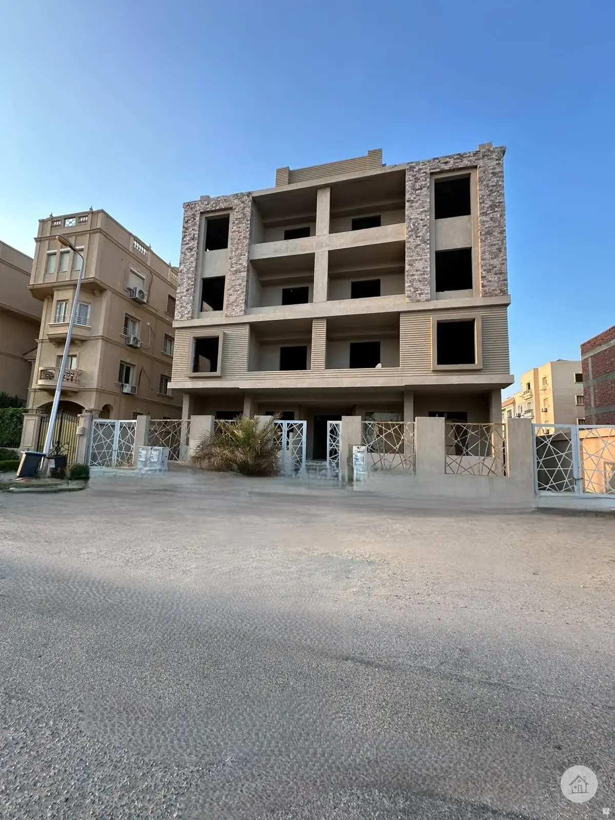 شقة 210 م بمربع الجامعة الامريكية 5 دقائق للتسعين الجنوبي دقيقتين من الخدمات (The spot - point 90  mall) استلام فوري